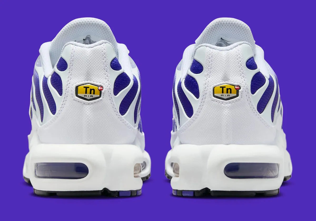 chaussures nike, air max plus tn, nike violet et blanc, swoosh apparent, vue de derrière, logo tn