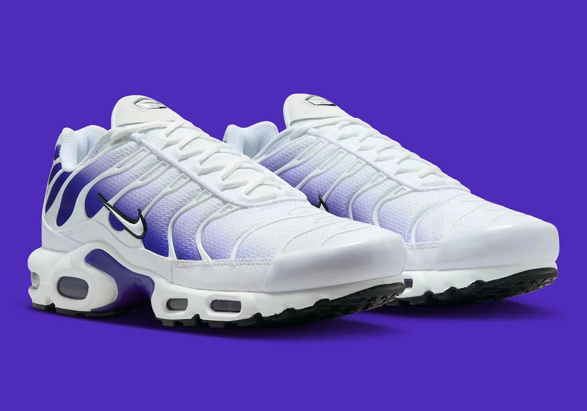 chaussures nike, air max plus tn, nike violet et blanc, swoosh apparent, semelle confortable, vue de 3/4 coté extérieur 