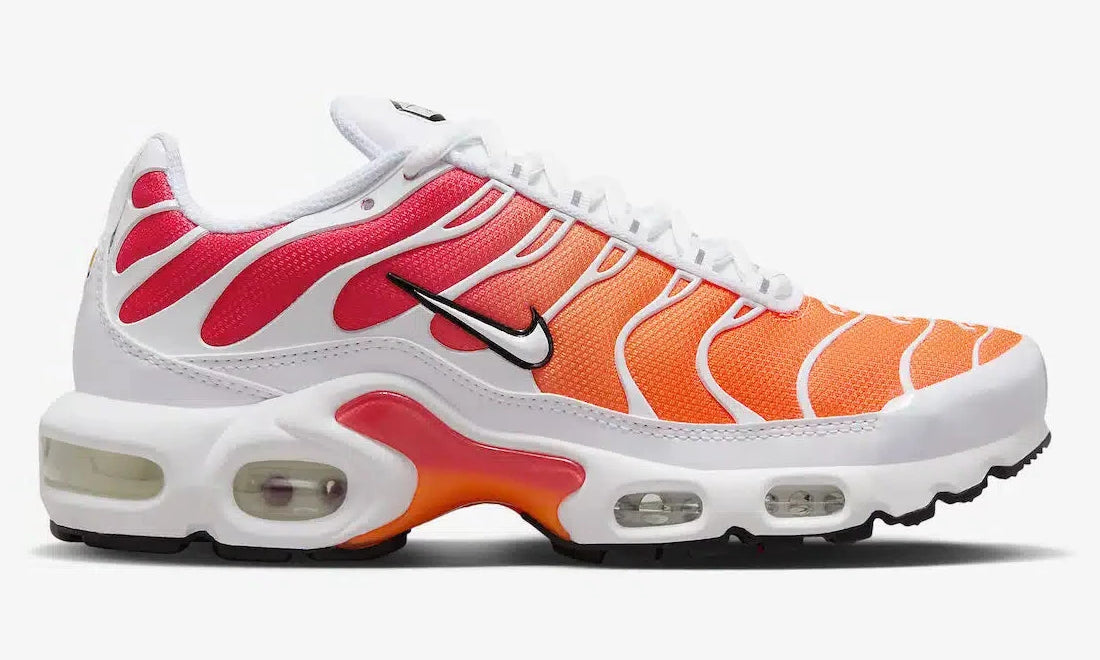 Nike Air Max Plus White Sunrise avec tige en mesh blanc, renforts en TPU, dégradés Sunrise, technologies Tuned Air (TN Air), Max Air et semelle extérieure en caoutchouc.