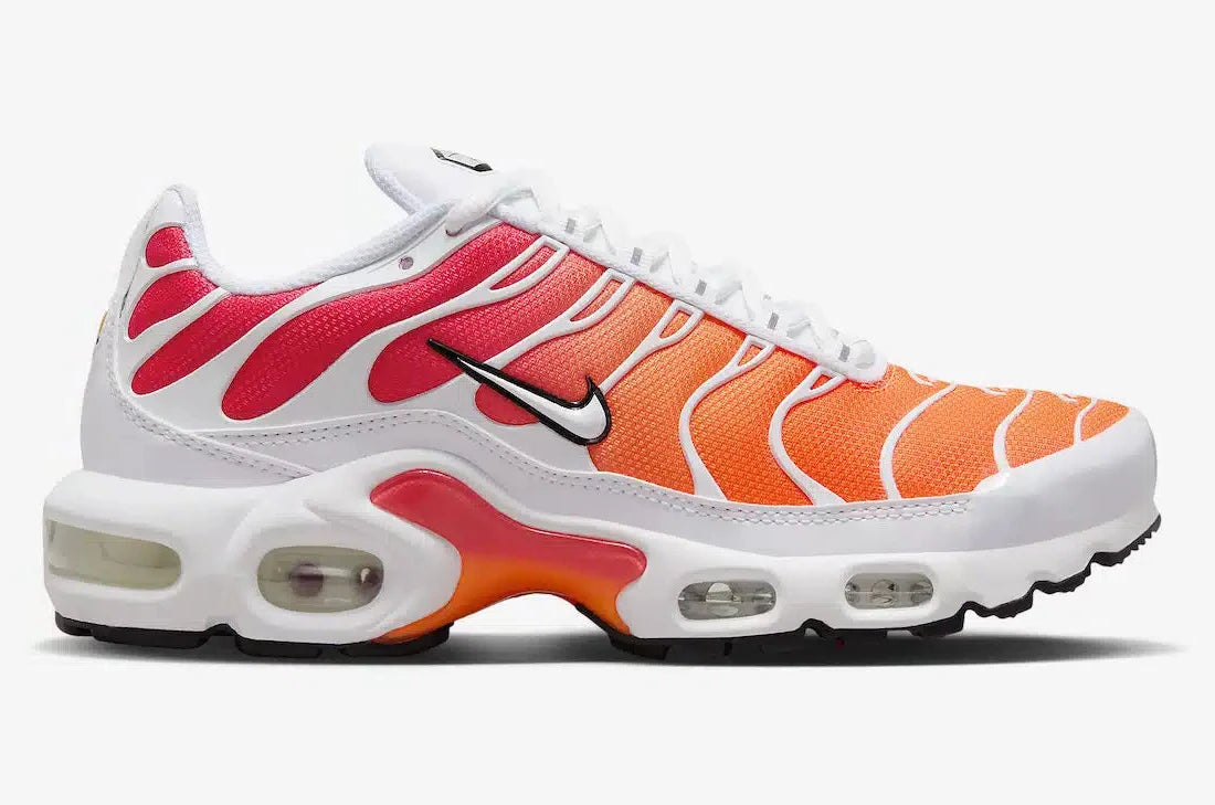 Découvrez la Nike Air Max Plus White Sunrise, une sneaker iconique équipée des technologies Tuned Air et Max Air, dans un coloris inspiré des couleurs d'un lever de soleil.