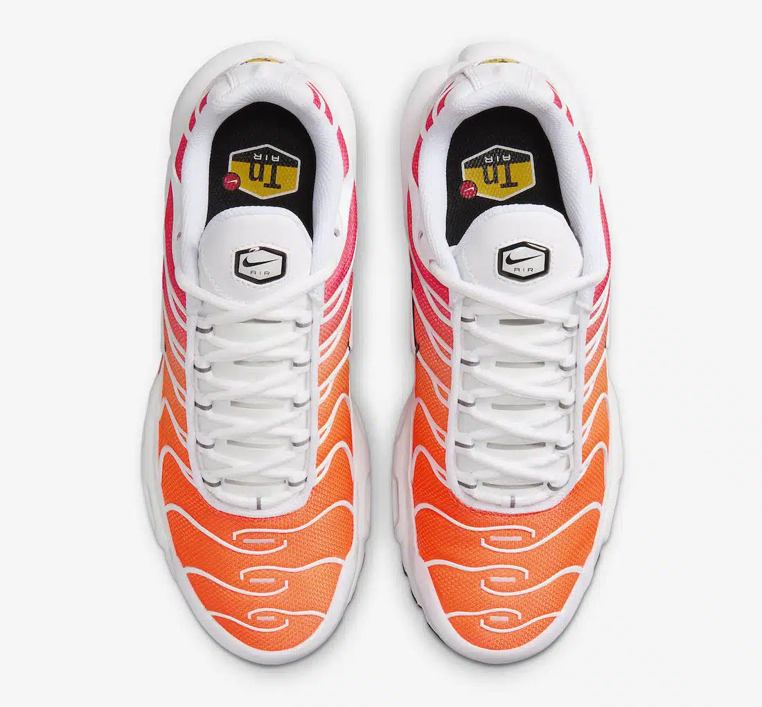 Découvrez la Nike Air Max Plus White Sunrise, une sneaker iconique équipée des technologies Tuned Air et Max Air, dans un coloris inspiré des couleurs d'un lever de soleil.