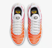 Découvrez la Nike Air Max Plus White Sunrise, une sneaker iconique équipée des technologies Tuned Air et Max Air, dans un coloris inspiré des couleurs d'un lever de soleil.