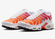 Découvrez la Nike Air Max Plus White Sunrise, une sneaker iconique équipée des technologies Tuned Air et Max Air, dans un coloris inspiré des couleurs d'un lever de soleil.