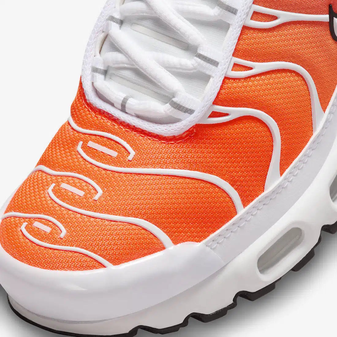 Découvrez la Nike Air Max Plus White Sunrise, une sneaker iconique équipée des technologies Tuned Air et Max Air, dans un coloris inspiré des couleurs d'un lever de soleil.