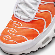 Découvrez la Nike Air Max Plus White Sunrise, une sneaker iconique équipée des technologies Tuned Air et Max Air, dans un coloris inspiré des couleurs d'un lever de soleil.