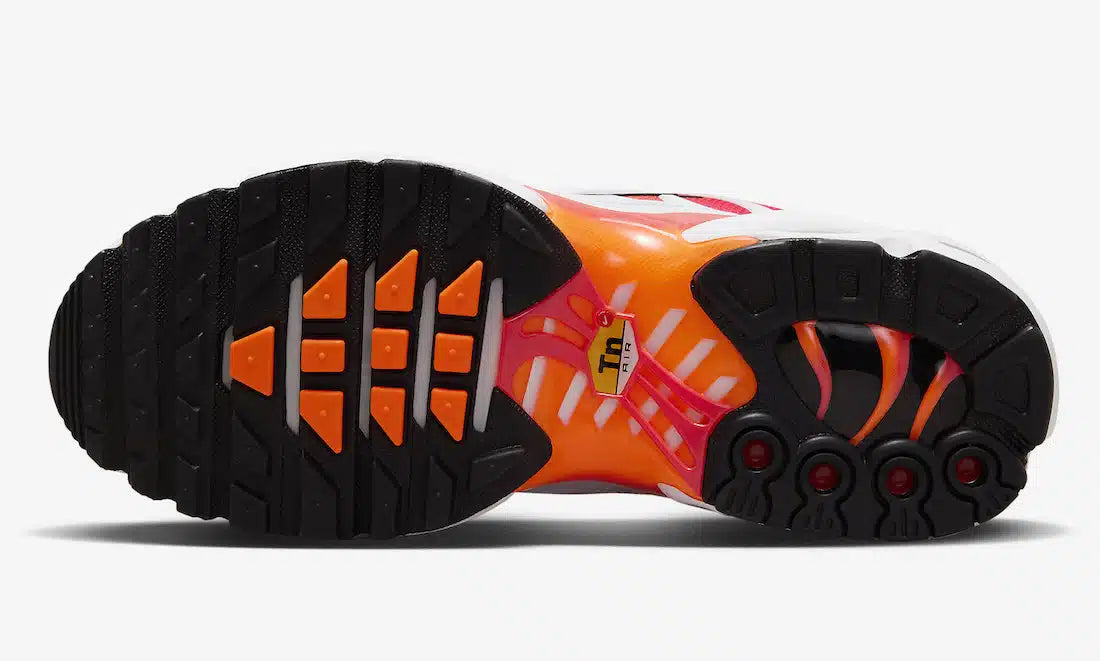 Découvrez la Nike Air Max Plus White Sunrise, une sneaker iconique équipée des technologies Tuned Air et Max Air, dans un coloris inspiré des couleurs d'un lever de soleil.