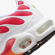 Découvrez la Nike Air Max Plus White Sunrise, une sneaker iconique équipée des technologies Tuned Air et Max Air, dans un coloris inspiré des couleurs d'un lever de soleil.
