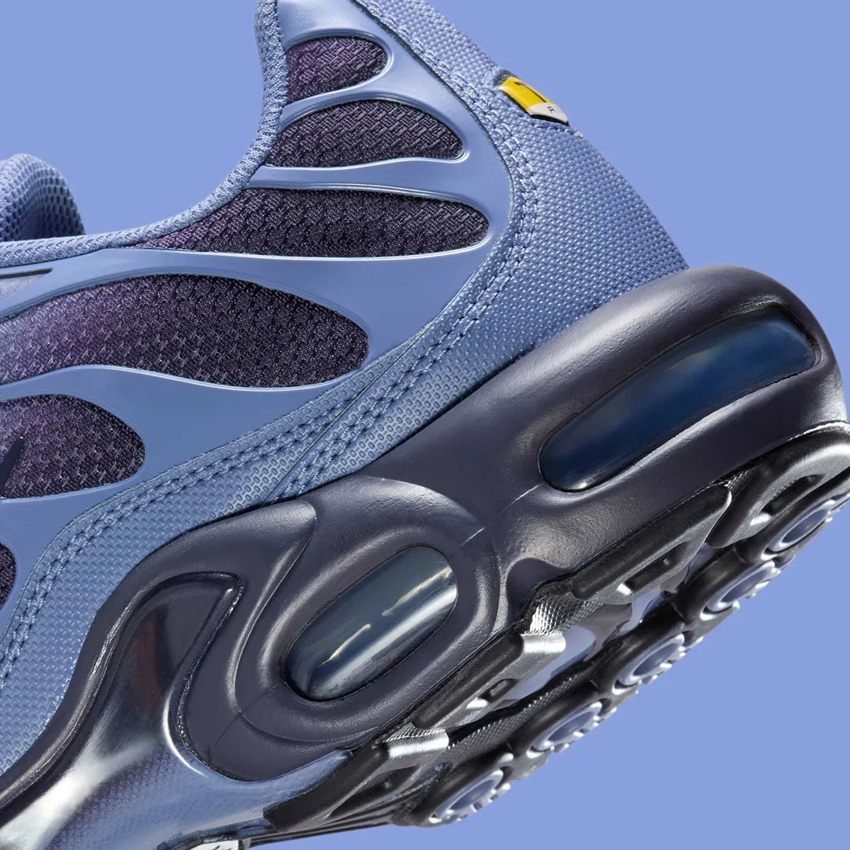 chaussure air max plus nike, tn, nike bleu marine, degradé de couleur, chaussure confortable, logo tn, vue de coté du talon