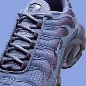 chaussure air max plus nike, tn, nike bleu marine, degradé de couleur, chaussure confortable logo apparant, vue de devant, languette nike air 