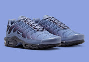 chaussure air max plus nike, tn, nike bleu marine, degradé de couleur, chaussure confortable logo apparant, vue de 3/4 de devant, vue des deux chaussures 