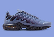 chaussure air max plus nike, tn, nike bleu marine, degradé de couleur, chaussure confortable logo apparant, vue de coté intérieur