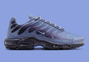 chaussure air max plus nike, tn, nike bleu marine, degradé de couleur, chaussure confortable logo apparant, vue de coté extérieur 