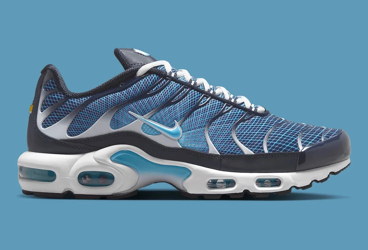 Image de la Nike Air Max Plus Dark Obsidian, sneaker en mesh et overlay bleu obsidien, avec accents Blue Chill, cages TPU ondulées, unités d’amorti Tuned Air visibles, silhouette TN classique revisitée. Vue de profil