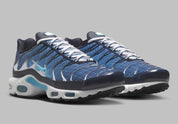 Image de la Nike Air Max Plus Dark Obsidian, sneaker en mesh et overlay bleu obsidien, avec accents Blue Chill, cages TPU ondulées, unités d’amorti Tuned Air visibles, silhouette TN classique revisitée. Vue de coter
