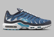 Image de la Nike Air Max Plus Dark Obsidian, sneaker en mesh et overlay bleu obsidien, avec accents Blue Chill, cages TPU ondulées, unités d’amorti Tuned Air visibles, silhouette TN classique revisitée. Vue de coter