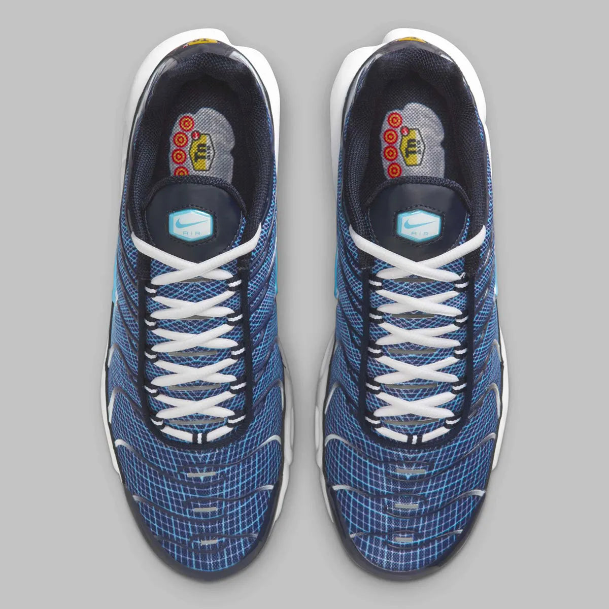 Image de la Nike Air Max Plus Dark Obsidian, sneaker en mesh et overlay bleu obsidien, avec accents Blue Chill, cages TPU ondulées, unités d’amorti Tuned Air visibles, silhouette TN classique revisitée.Vue de haut