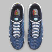 Image de la Nike Air Max Plus Dark Obsidian, sneaker en mesh et overlay bleu obsidien, avec accents Blue Chill, cages TPU ondulées, unités d’amorti Tuned Air visibles, silhouette TN classique revisitée.Vue de haut