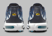 Image de la Nike Air Max Plus Dark Obsidian, sneaker en mesh et overlay bleu obsidien, avec accents Blue Chill, cages TPU ondulées, unités d’amorti Tuned Air visibles, silhouette TN classique revisitée. Vue arrière 