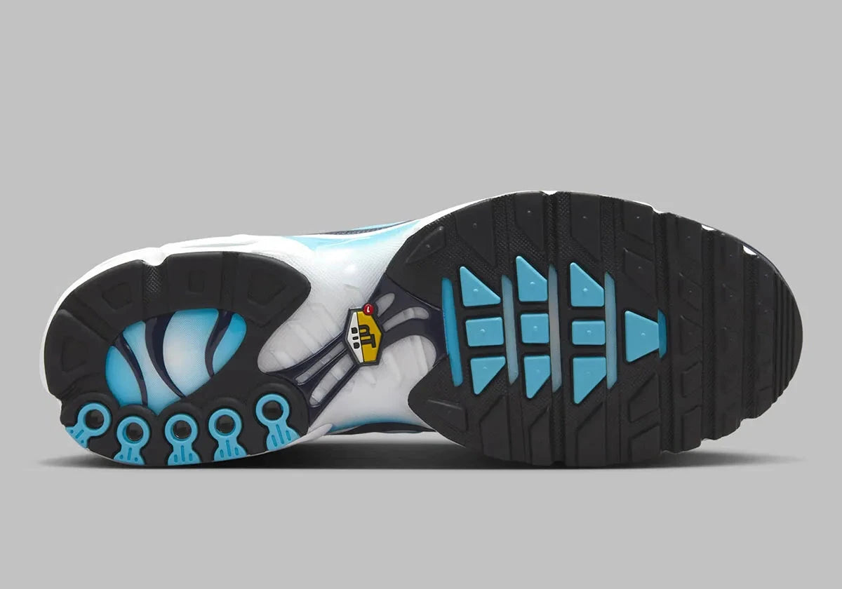 Image de la Nike Air Max Plus Dark Obsidian, sneaker en mesh et overlay bleu obsidien, avec accents Blue Chill, cages TPU ondulées, unités d’amorti Tuned Air visibles, silhouette TN classique revisitée. Vue de la semelle 