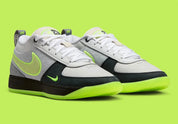 Nike Book 1 Neon 95 à silhouette basse, avec tige multicouche grise et sombre, accents vert fluorescent, amorti Zoom Air et semelle extérieure en caoutchouc adhérente.