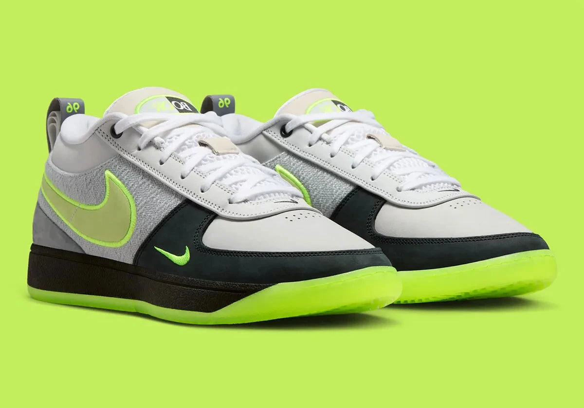 Nike Book 1 Neon 95 à silhouette basse, avec tige multicouche grise et sombre, accents vert fluorescent, amorti Zoom Air et semelle extérieure en caoutchouc adhérente.
