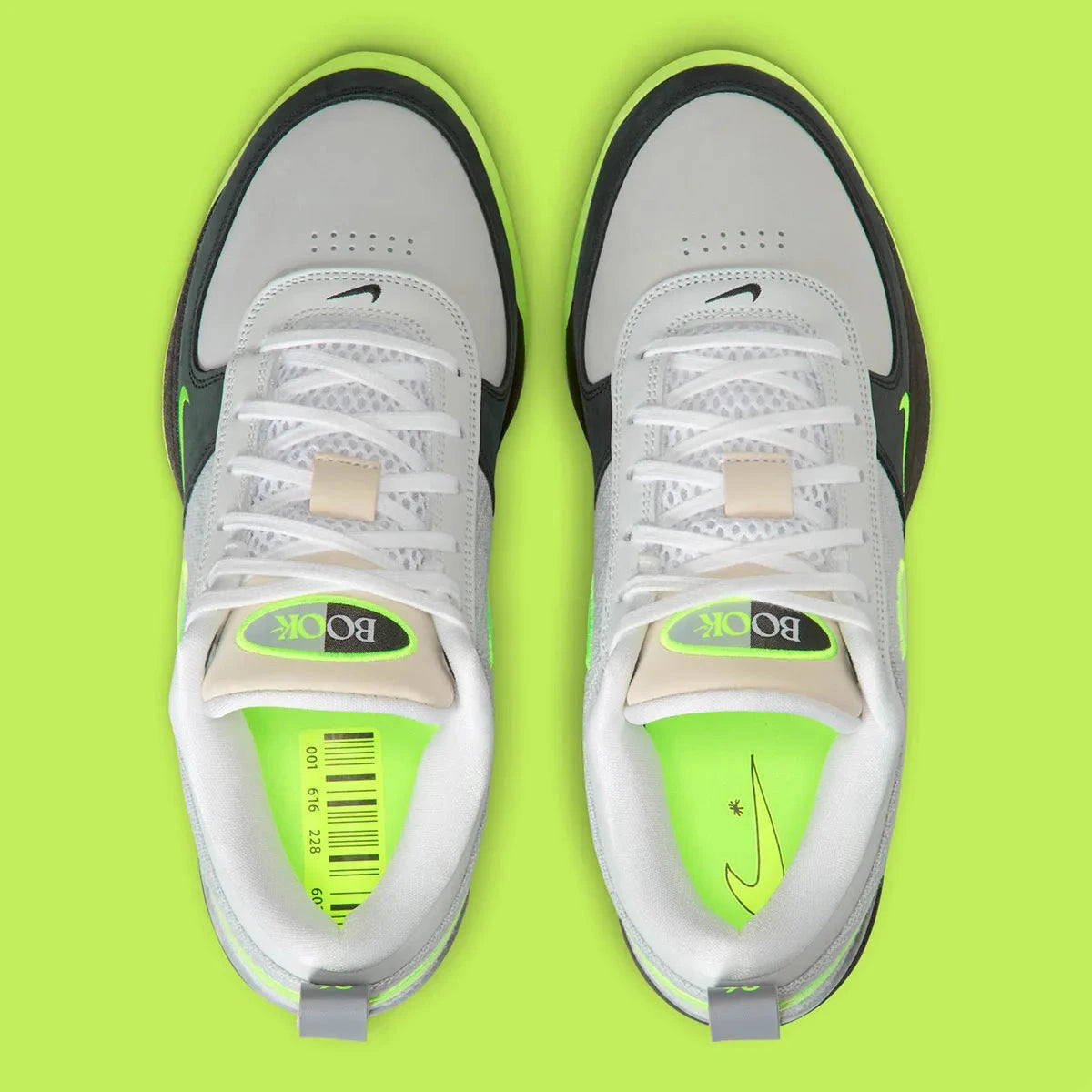 Nike Book 1 Neon 95 à silhouette basse, avec tige multicouche grise et sombre, accents vert fluorescent, amorti Zoom Air et semelle extérieure en caoutchouc adhérente.
