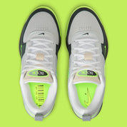 Nike Book 1 Neon 95 à silhouette basse, avec tige multicouche grise et sombre, accents vert fluorescent, amorti Zoom Air et semelle extérieure en caoutchouc adhérente.