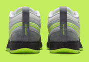 Nike Book 1 Neon 95 à silhouette basse, avec tige multicouche grise et sombre, accents vert fluorescent, amorti Zoom Air et semelle extérieure en caoutchouc adhérente.