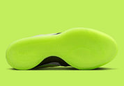 Nike Book 1 Neon 95 à silhouette basse, avec tige multicouche grise et sombre, accents vert fluorescent, amorti Zoom Air et semelle extérieure en caoutchouc adhérente.