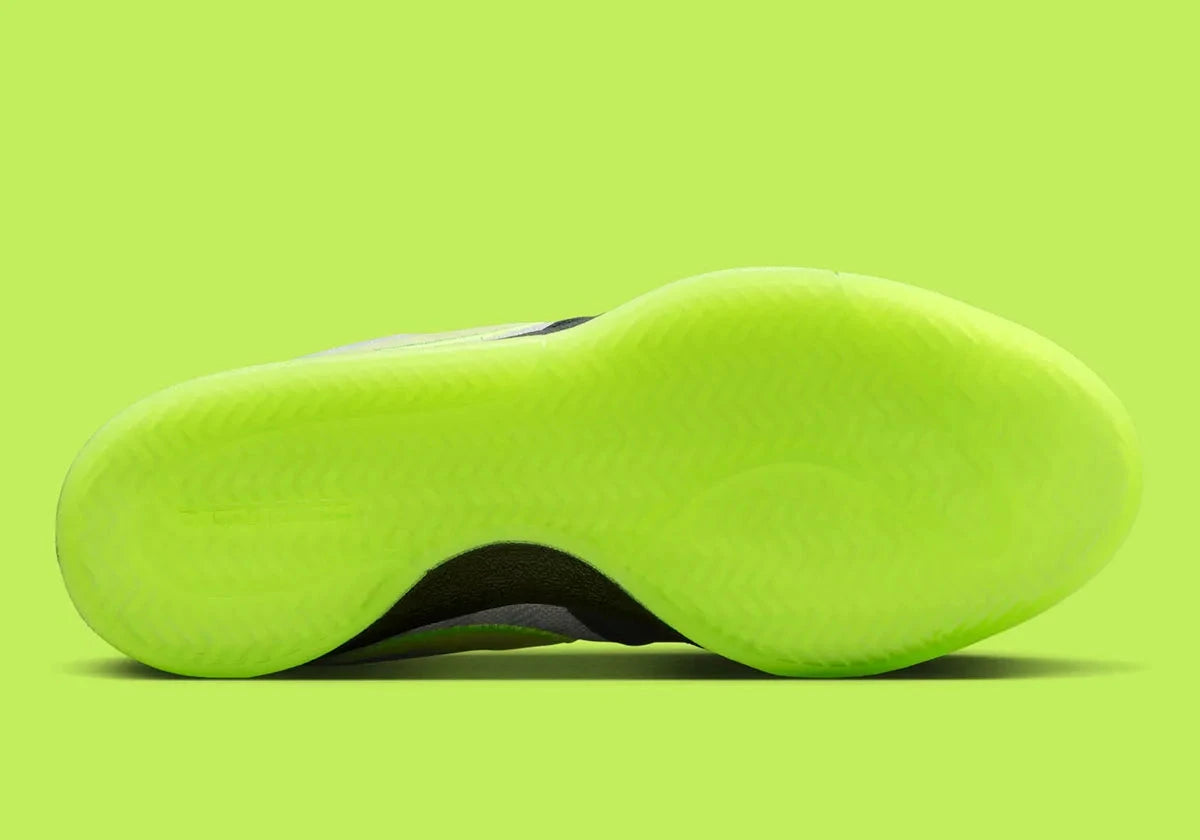 Nike Book 1 Neon 95 à silhouette basse, avec tige multicouche grise et sombre, accents vert fluorescent, amorti Zoom Air et semelle extérieure en caoutchouc adhérente.