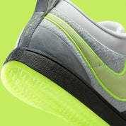 Nike Book 1 Neon 95 à silhouette basse, avec tige multicouche grise et sombre, accents vert fluorescent, amorti Zoom Air et semelle extérieure en caoutchouc adhérente.