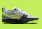 Nike Book 1 Neon 95 à silhouette basse, avec tige multicouche grise et sombre, accents vert fluorescent, amorti Zoom Air et semelle extérieure en caoutchouc adhérente.