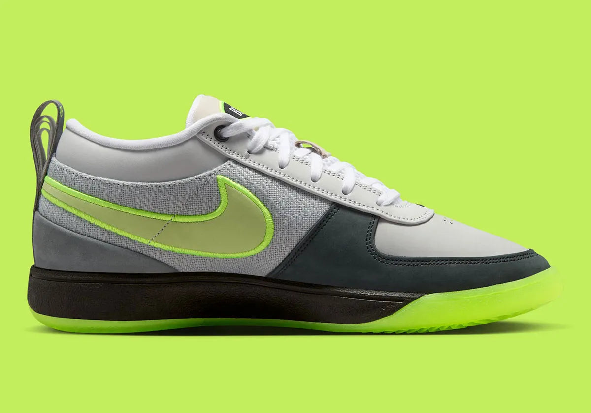 Nike Book 1 Neon 95 à silhouette basse, avec tige multicouche grise et sombre, accents vert fluorescent, amorti Zoom Air et semelle extérieure en caoutchouc adhérente.