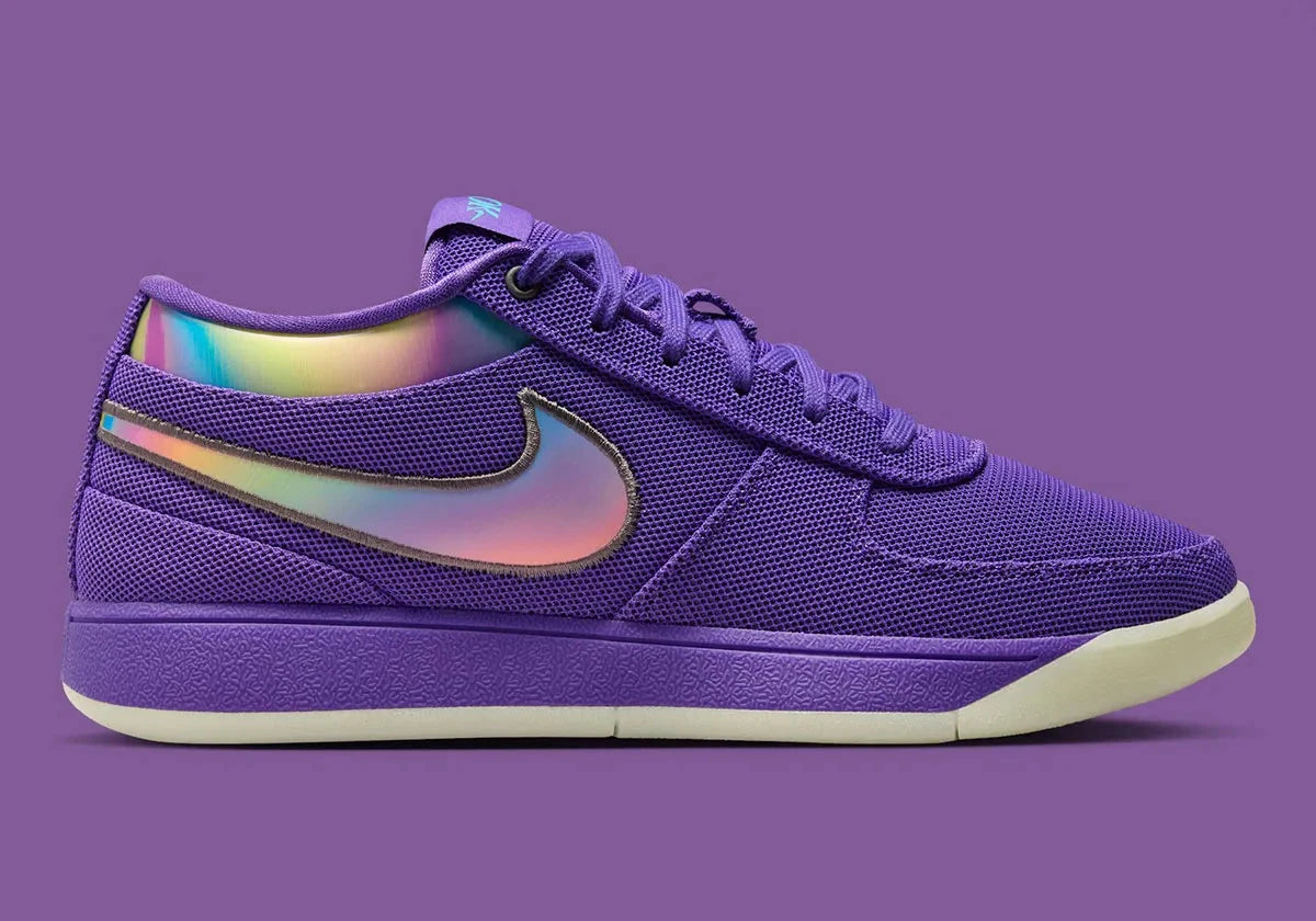 Nike Book 1 Aurora à silhouette basse, avec tige textile multicouche aux nuances claires et fraîches, empiècements structurés, amorti Zoom Air et semelle extérieure adhérente.