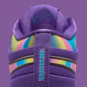 Nike Book 1 Aurora à silhouette basse, avec tige textile multicouche aux nuances claires et fraîches, empiècements structurés, amorti Zoom Air et semelle extérieure adhérente.