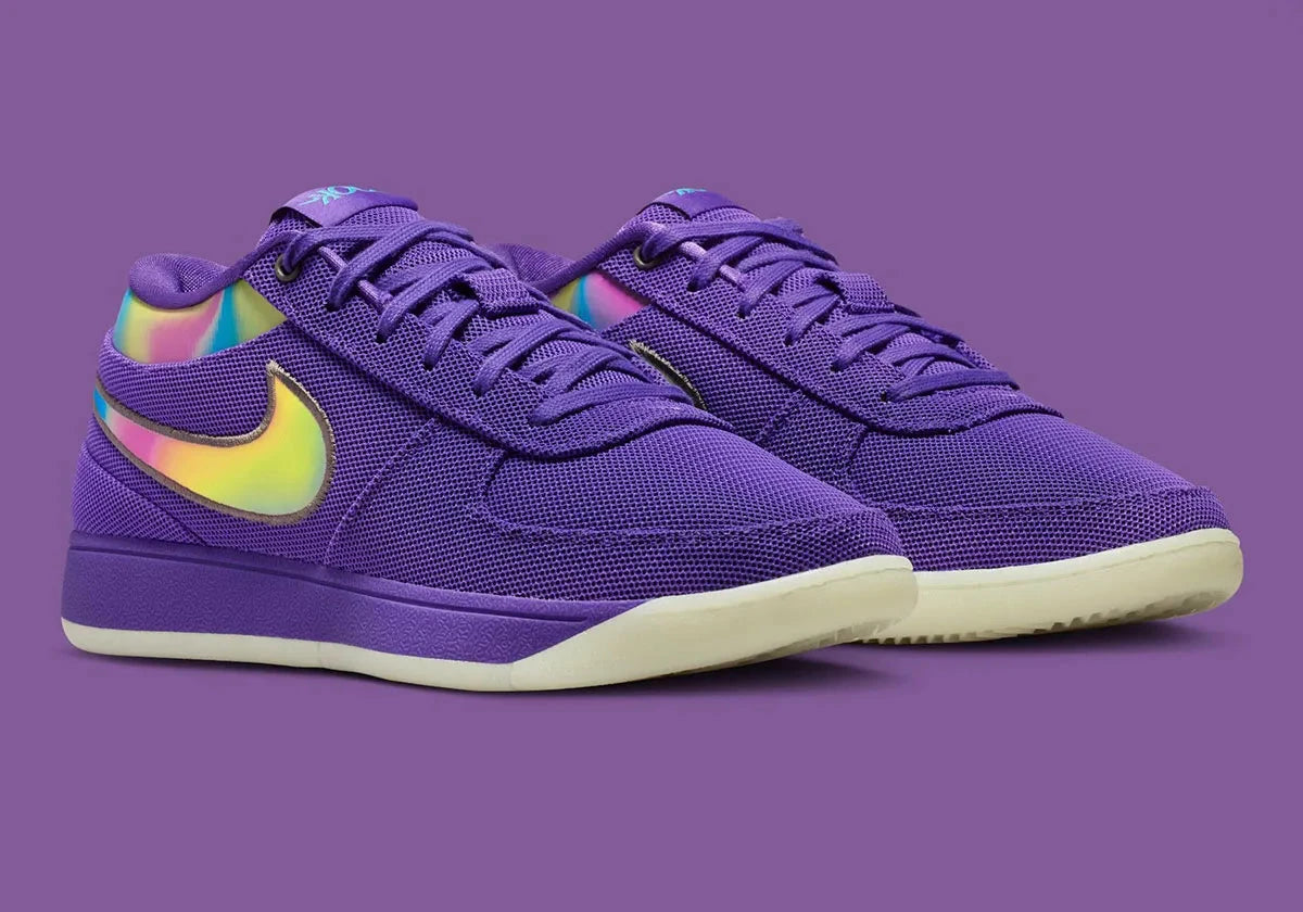 Nike Book 1 Aurora à silhouette basse, avec tige textile multicouche aux nuances claires et fraîches, empiècements structurés, amorti Zoom Air et semelle extérieure adhérente.