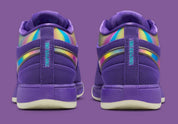Nike Book 1 Aurora à silhouette basse, avec tige textile multicouche aux nuances claires et fraîches, empiècements structurés, amorti Zoom Air et semelle extérieure adhérente.