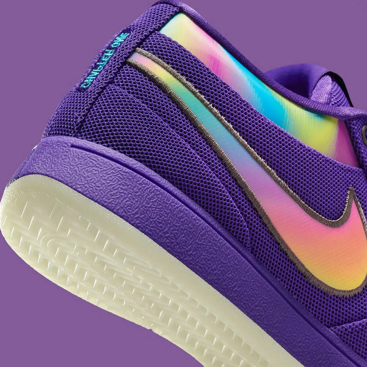 Nike Book 1 Aurora à silhouette basse, avec tige textile multicouche aux nuances claires et fraîches, empiècements structurés, amorti Zoom Air et semelle extérieure adhérente.