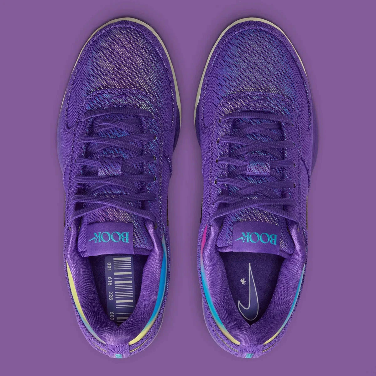 Nike Book 1 Aurora à silhouette basse, avec tige textile multicouche aux nuances claires et fraîches, empiècements structurés, amorti Zoom Air et semelle extérieure adhérente.