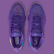 Nike Book 1 Aurora à silhouette basse, avec tige textile multicouche aux nuances claires et fraîches, empiècements structurés, amorti Zoom Air et semelle extérieure adhérente.