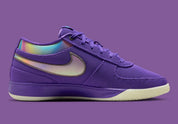 Nike Book 1 Aurora à silhouette basse, avec tige textile multicouche aux nuances claires et fraîches, empiècements structurés, amorti Zoom Air et semelle extérieure adhérente.