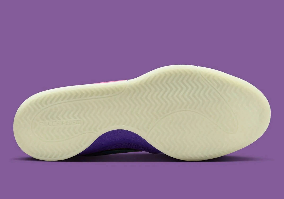 Nike Book 1 Aurora à silhouette basse, avec tige textile multicouche aux nuances claires et fraîches, empiècements structurés, amorti Zoom Air et semelle extérieure adhérente.