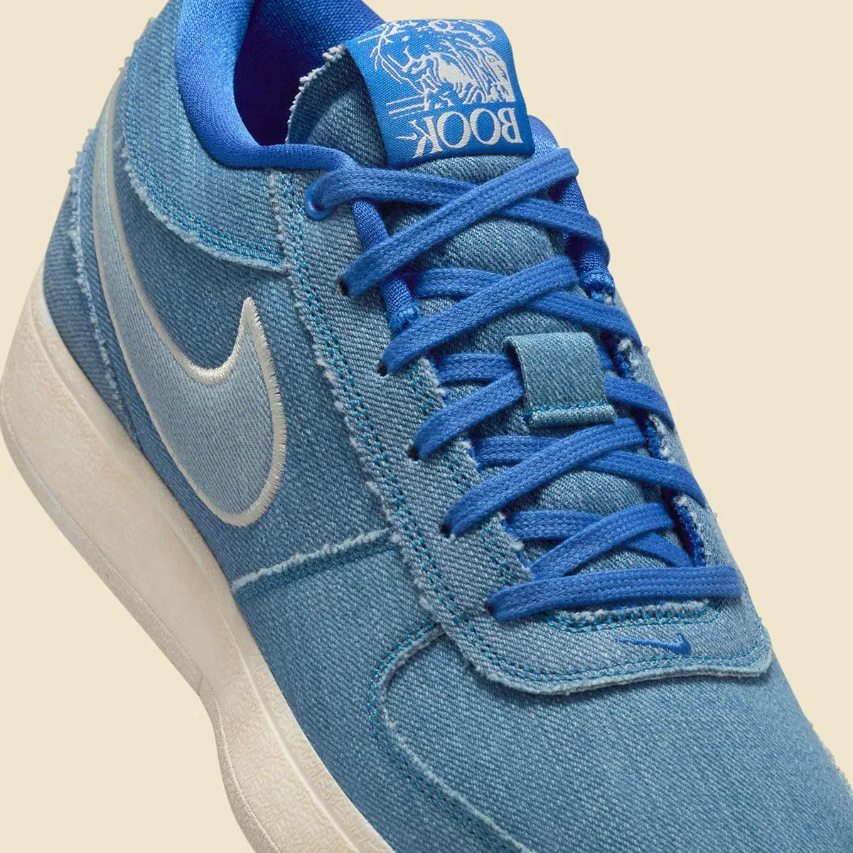 Nike Book 1 Blue Blood à silhouette basse, avec tige textile multicouche dans différentes nuances de bleu, amorti Zoom Air et semelle en caoutchouc adhérente.