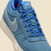 Nike Book 1 Blue Blood à silhouette basse, avec tige textile multicouche dans différentes nuances de bleu, amorti Zoom Air et semelle en caoutchouc adhérente.