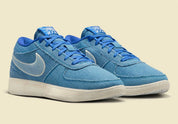 Nike Book 1 Blue Blood à silhouette basse, avec tige textile multicouche dans différentes nuances de bleu, amorti Zoom Air et semelle en caoutchouc adhérente.
