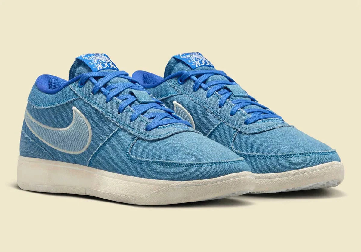 Nike Book 1 Blue Blood à silhouette basse, avec tige textile multicouche dans différentes nuances de bleu, amorti Zoom Air et semelle en caoutchouc adhérente.