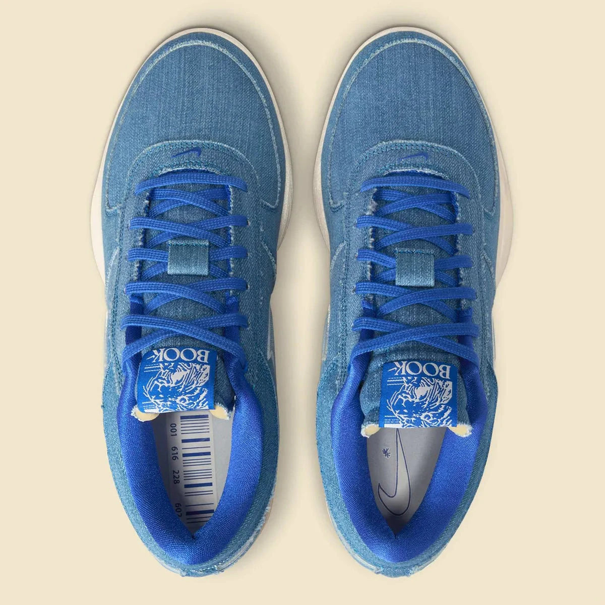Nike Book 1 Blue Blood à silhouette basse, avec tige textile multicouche dans différentes nuances de bleu, amorti Zoom Air et semelle en caoutchouc adhérente.