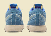 Nike Book 1 Blue Blood à silhouette basse, avec tige textile multicouche dans différentes nuances de bleu, amorti Zoom Air et semelle en caoutchouc adhérente.