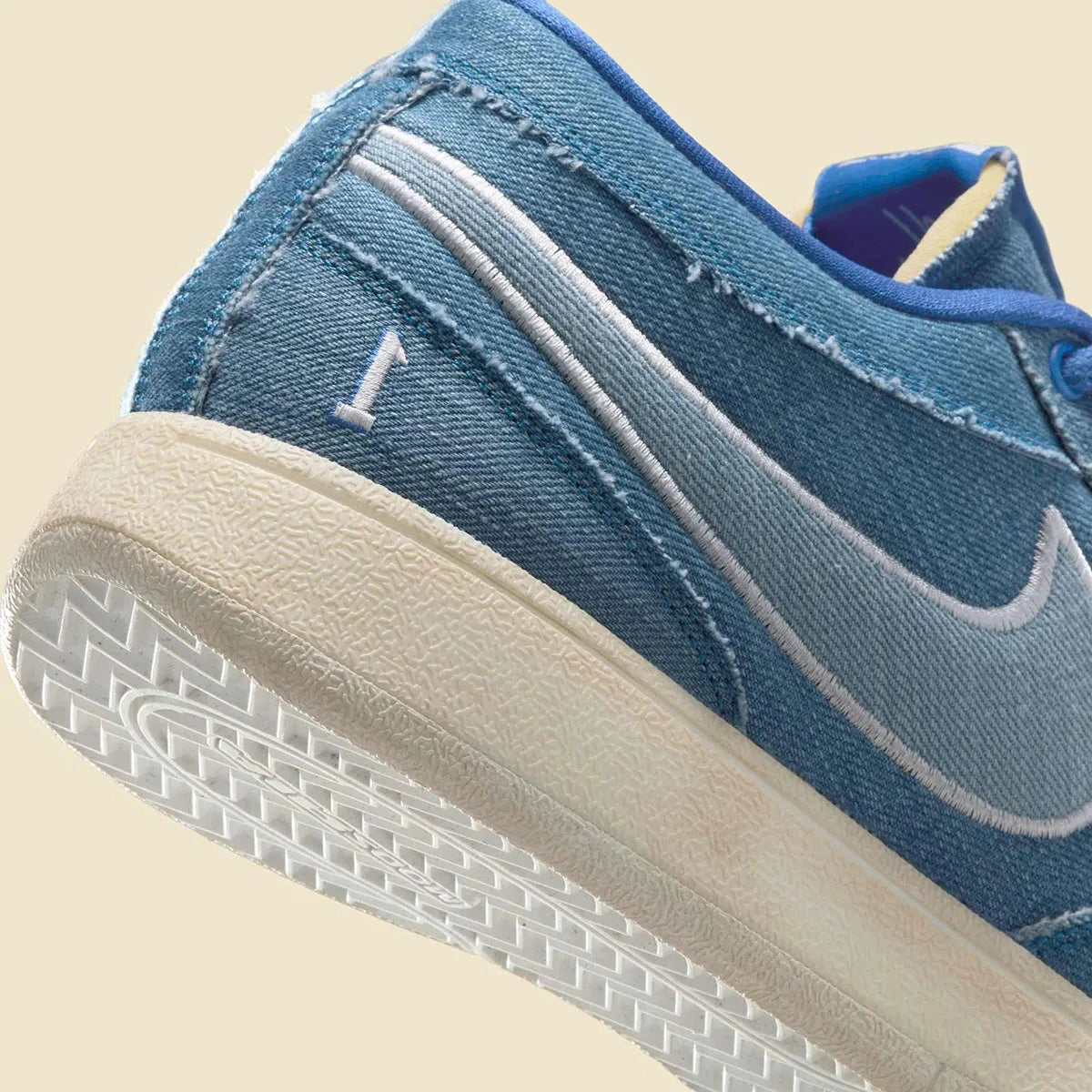 Nike Book 1 Blue Blood à silhouette basse, avec tige textile multicouche dans différentes nuances de bleu, amorti Zoom Air et semelle en caoutchouc adhérente.