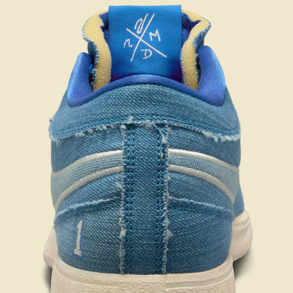 Nike Book 1 Blue Blood à silhouette basse, avec tige textile multicouche dans différentes nuances de bleu, amorti Zoom Air et semelle en caoutchouc adhérente.